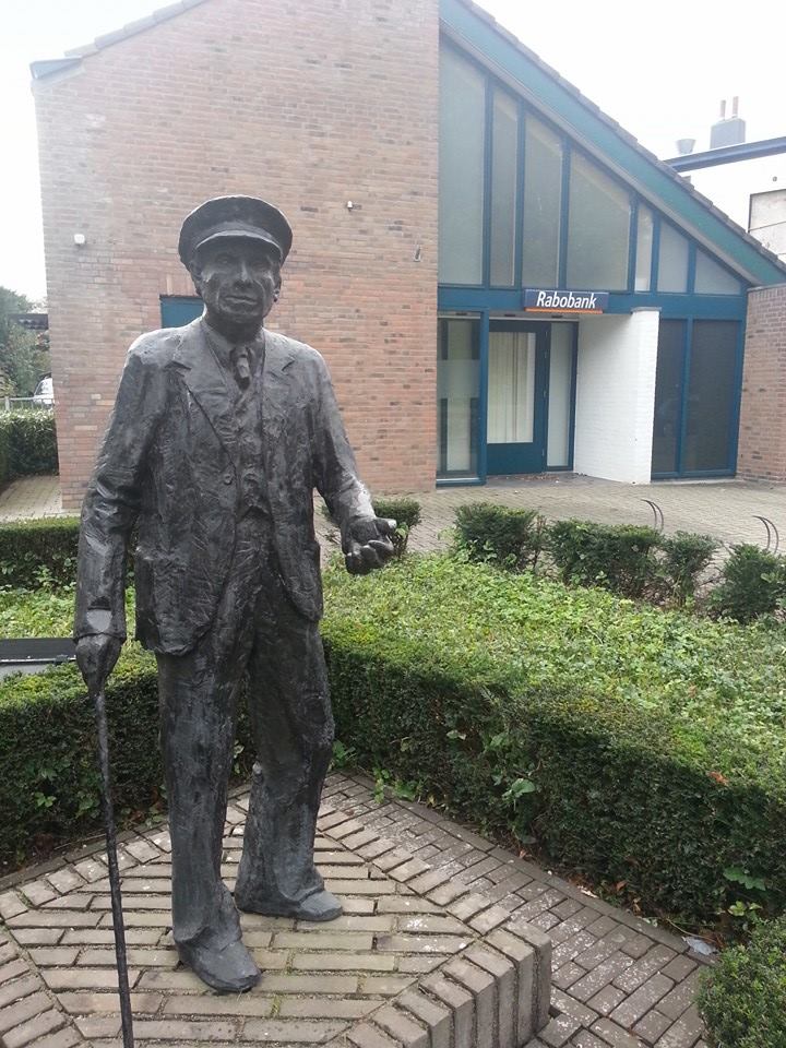 20141026 Treffend beeld in de voortuin van de Rabobank