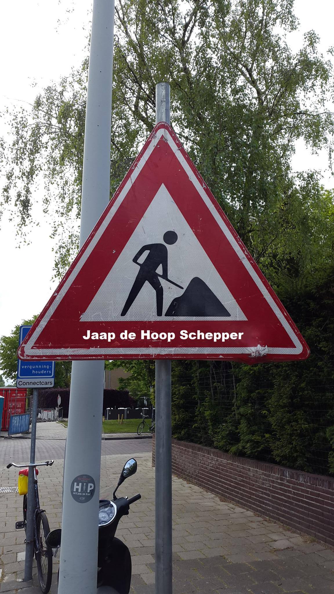 20150525 Probeer nu nog maar eens aan iets anders te denken als je dit bord ziet