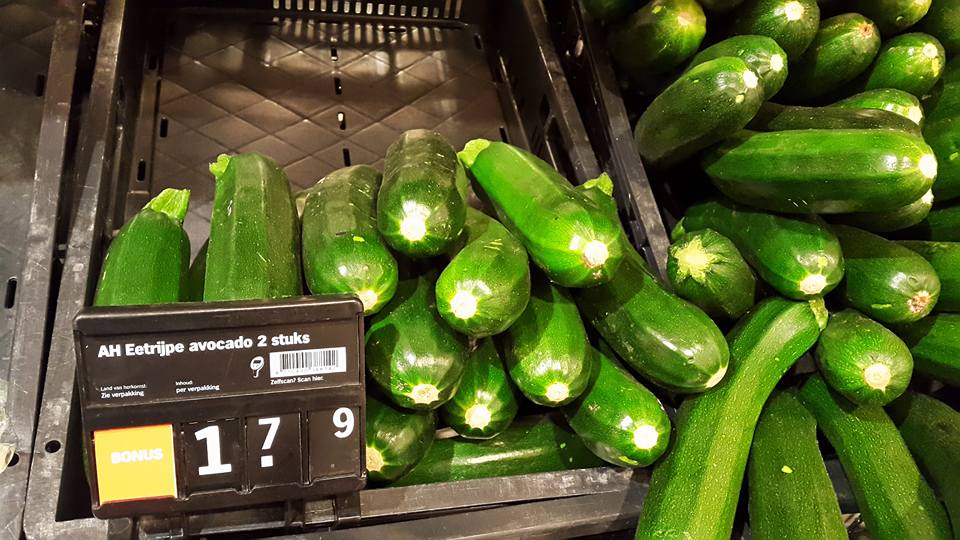 20160105 Avocados verslonden door gulzige courgettes